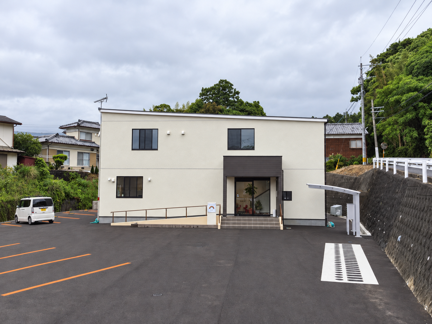 長崎県佐世保市のサービス付き高齢者向け住宅「友彩」の正面外観と玄関スロープ